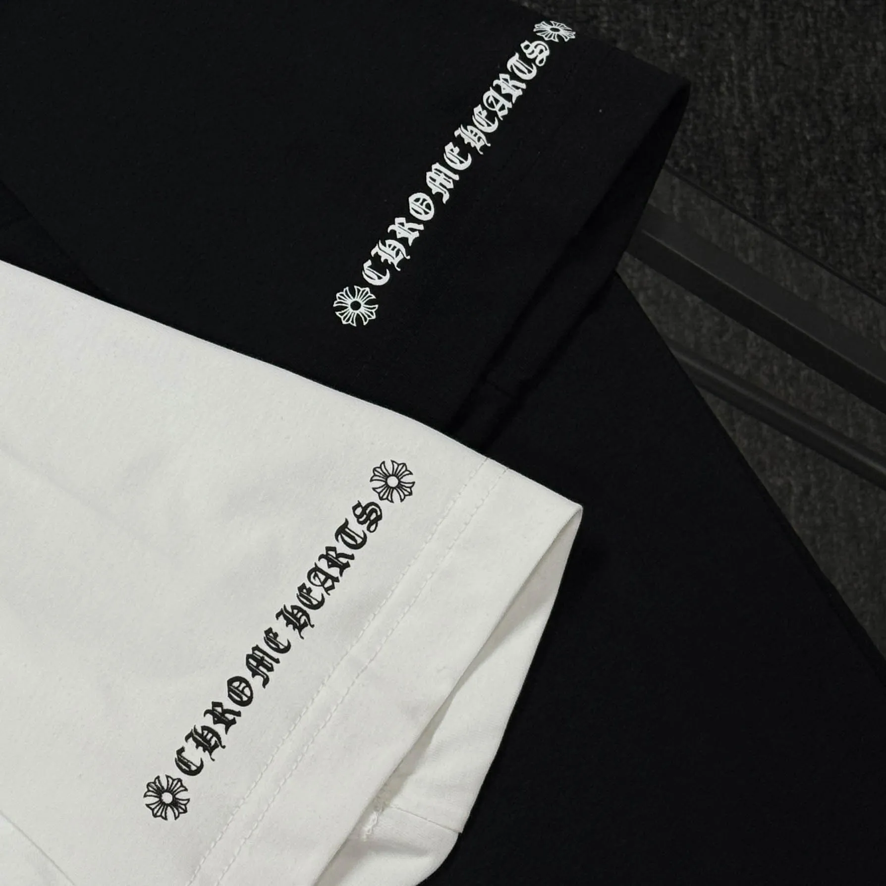 P170 🔥🔥🔥Chrome Hearts 25 high versions. The fabric is made of 300 grams of high-density pure cotton. It does not deform or shrink. It has three labels. It is the same style for men and women. Technology: Digital printing. Color: White. Black. SIZE: S-XL.
